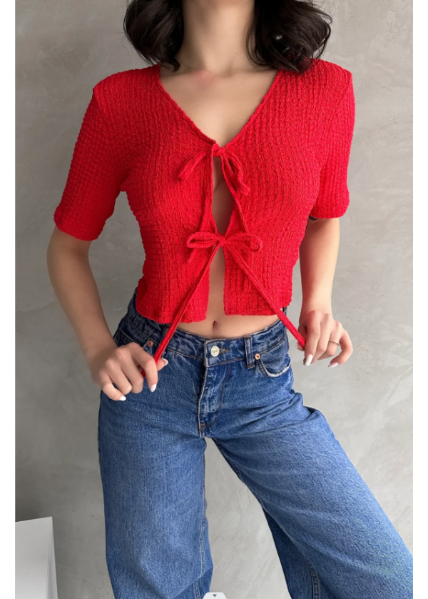 V YAKA ÖNÜ BAĞLAMALI GOFRE CROP BLUZ - KIRMIZI